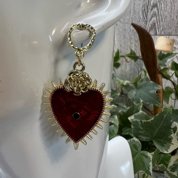 Gothic Chic Heart All-Seeing Eye Earrings - Eclectic Statement Earrings - Picture 5 of 7